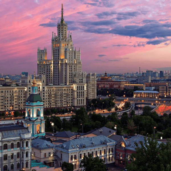 Центр москвы стоит. Москва Таганка высотка. Вечерняя Москва сталинские высотки. Высота на Таганке. Таганка вид на Котельническую высотку.